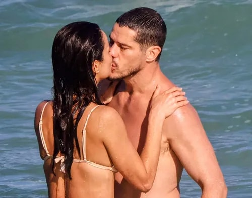 José Loreto e Fernanda Marques sobem a temperatura e curtem praia aos beijos