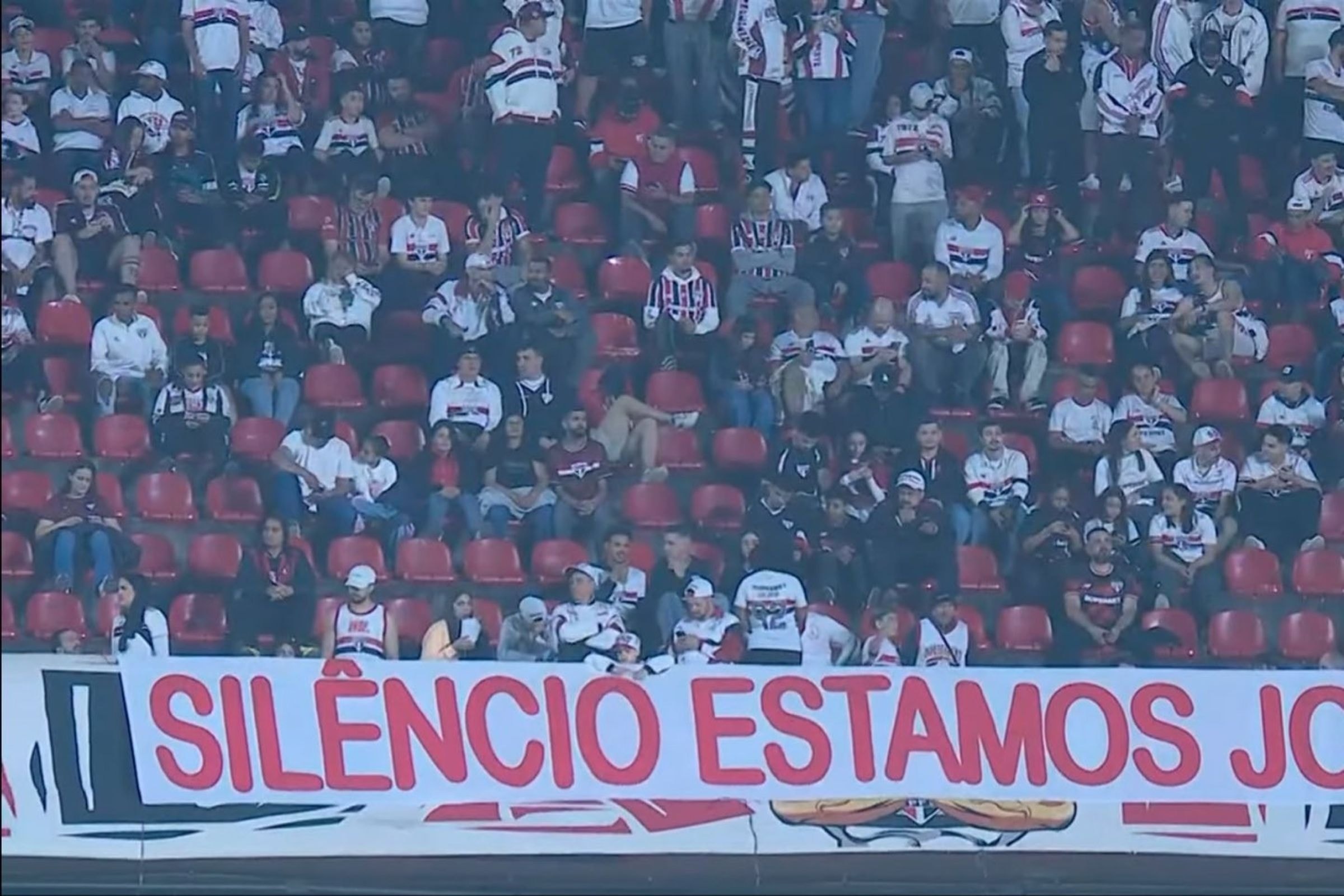 Torcida do São Paulo protesta e faz 15 minutos de silêncio no Brasileirão