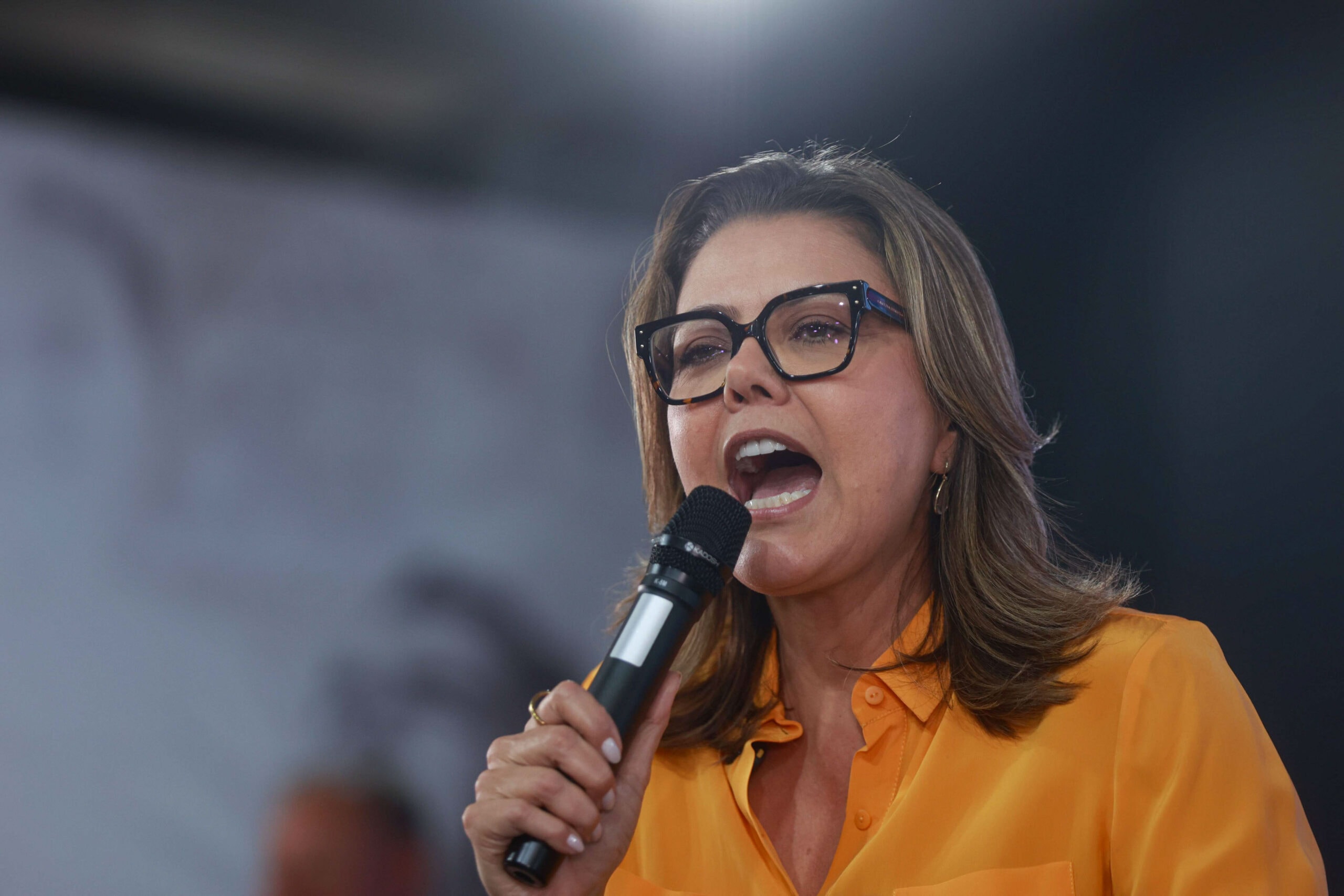 Derrotada, Leila do Vôlei pede licença de 4 meses e não volta ao Senado