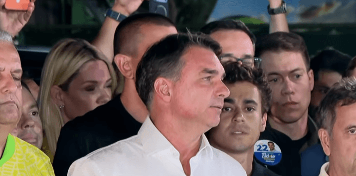 Flávio acena à base e usará jurídico para questionar eleição, diz advogado