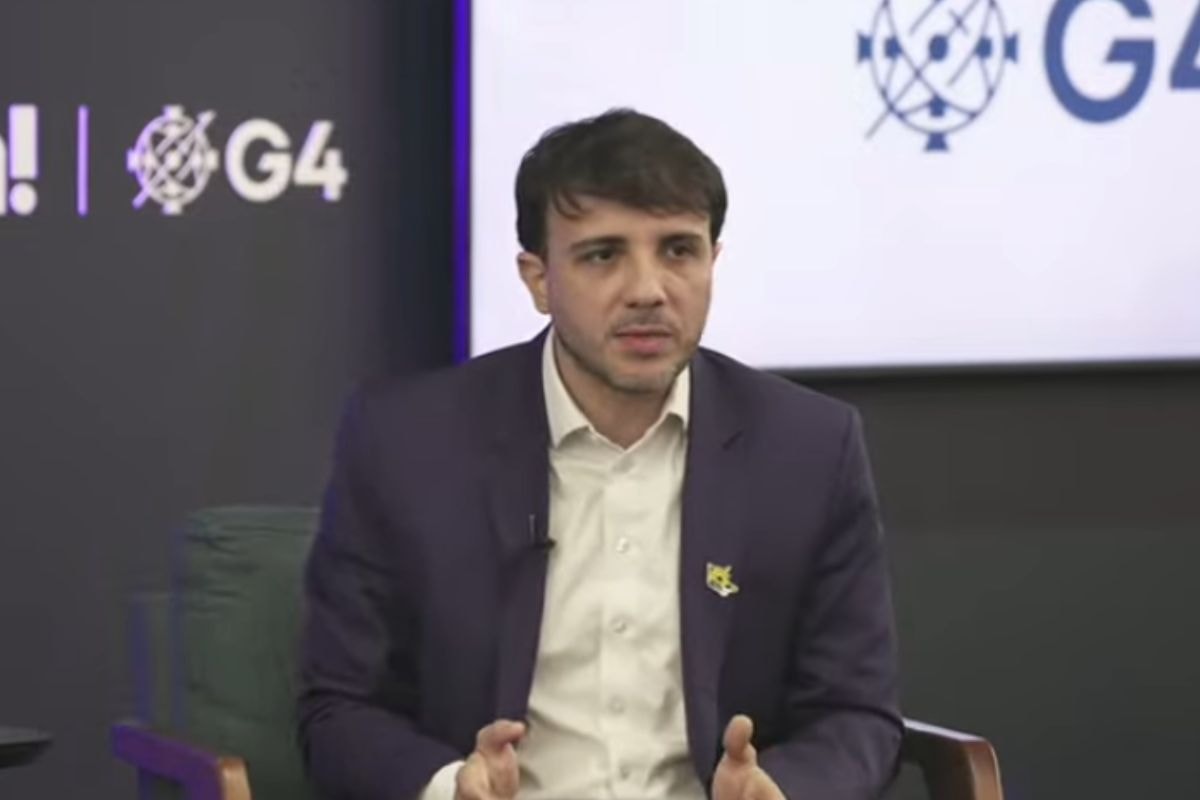 Renan Santos rechaça Lula e Flávio Bolsonaro e ressalta independência