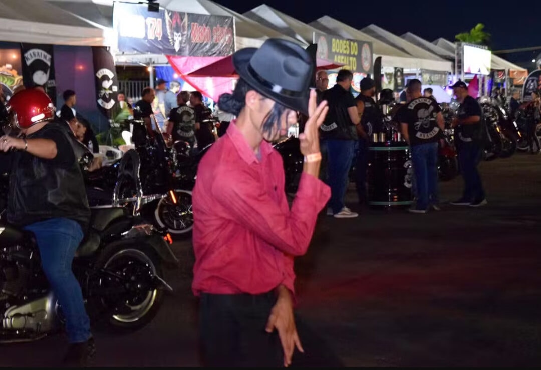 ‘Michael Jackson’ de Roraima mistura passos do rei do pop com forró de galeroso