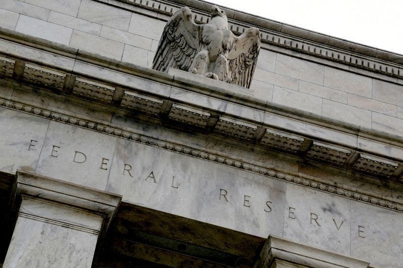 Kevin Warsh assume Fed em cenário de inflação e incerteza sobre juros