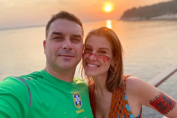 Após crise com Michelle, Flávio escala esposa para atrair mulheres