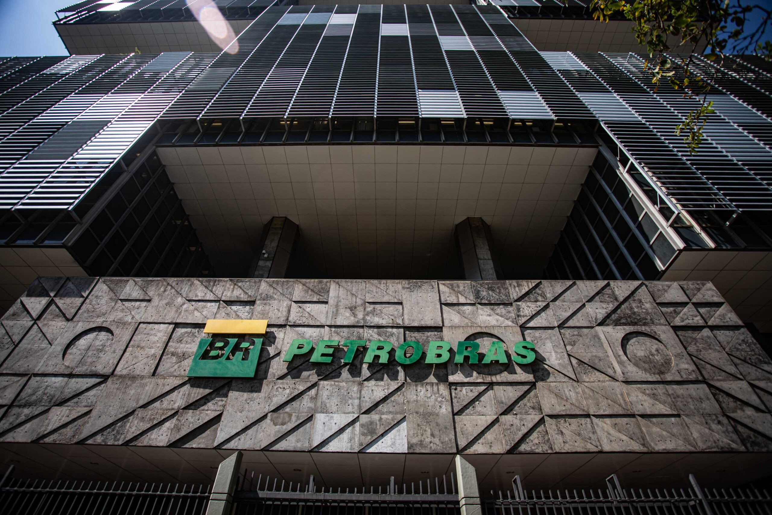 Petrobras teme sanções dos EUA ao romper contrato com distribuidora