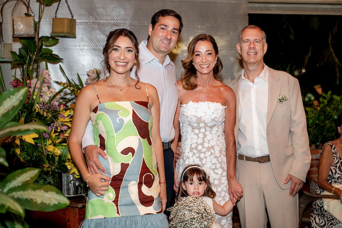 Luciana da Rin e Rodrigo Martinez celebram amor em jantar de casamento