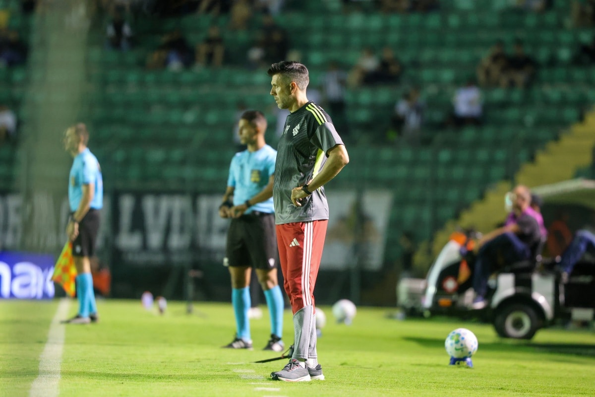 “Temos de ganhar sim ou sim”, diz Pezzolano após vitória do Inter
