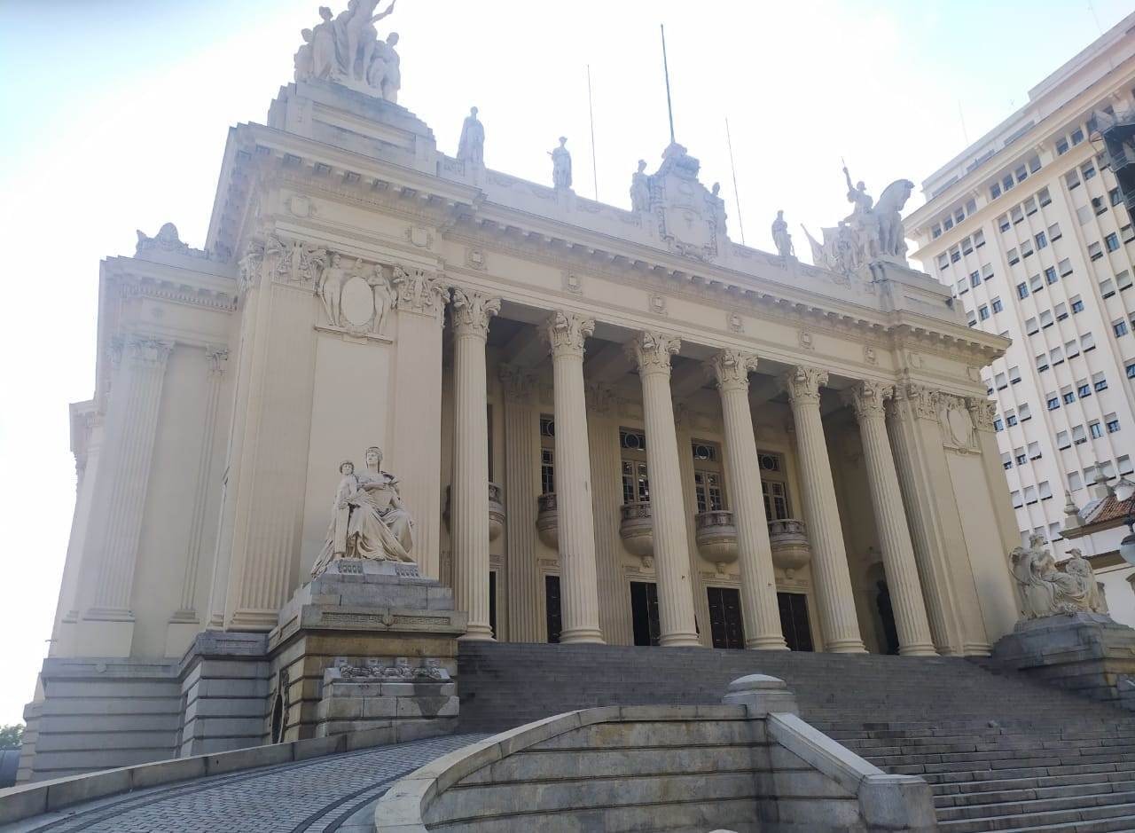 Governador interino do RJ exonera mais 94 e total em uma semana chega a 638