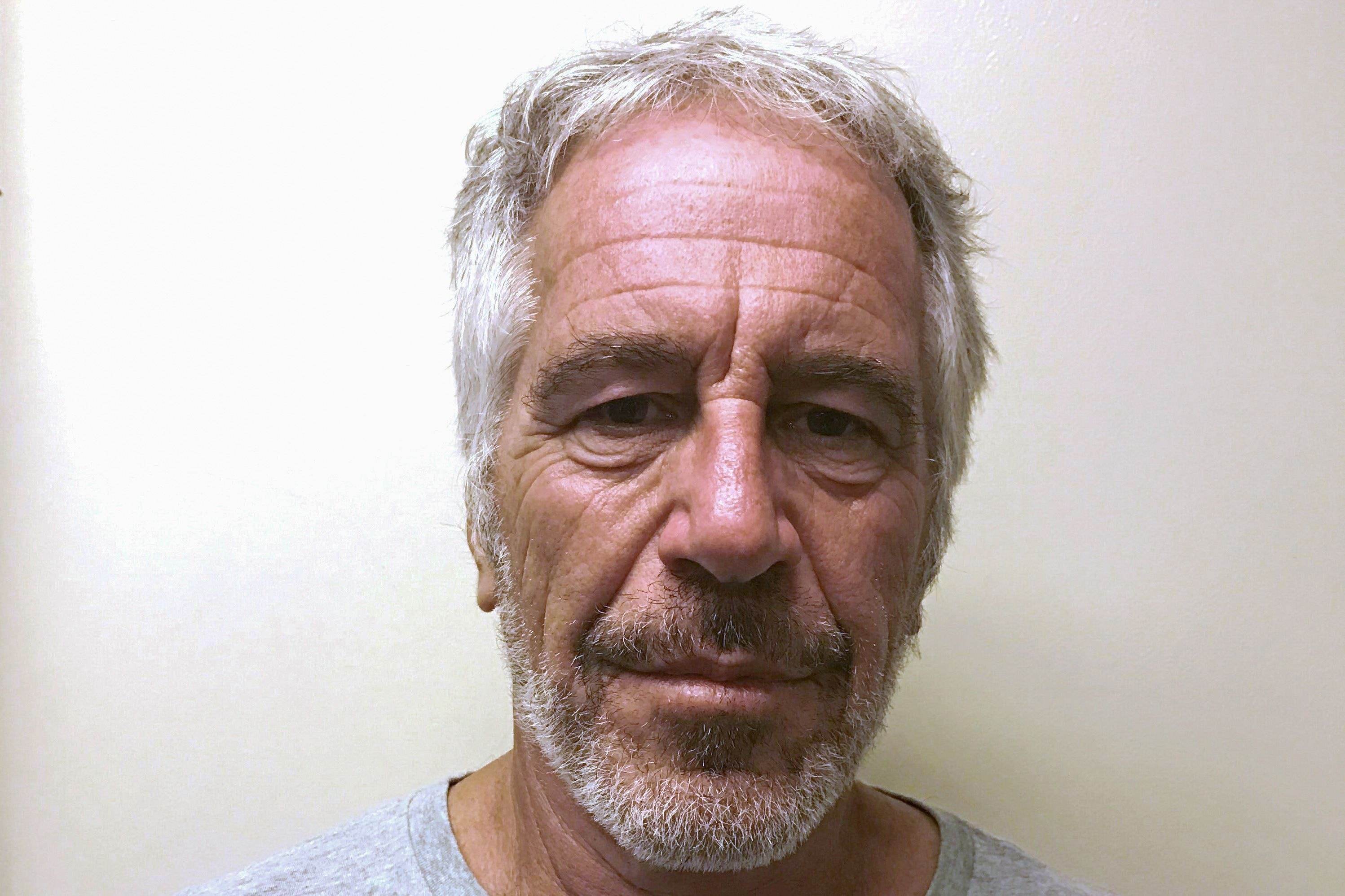 Trump volta a processar jornal em US$ 10 bi por reportagens sobre Epstein