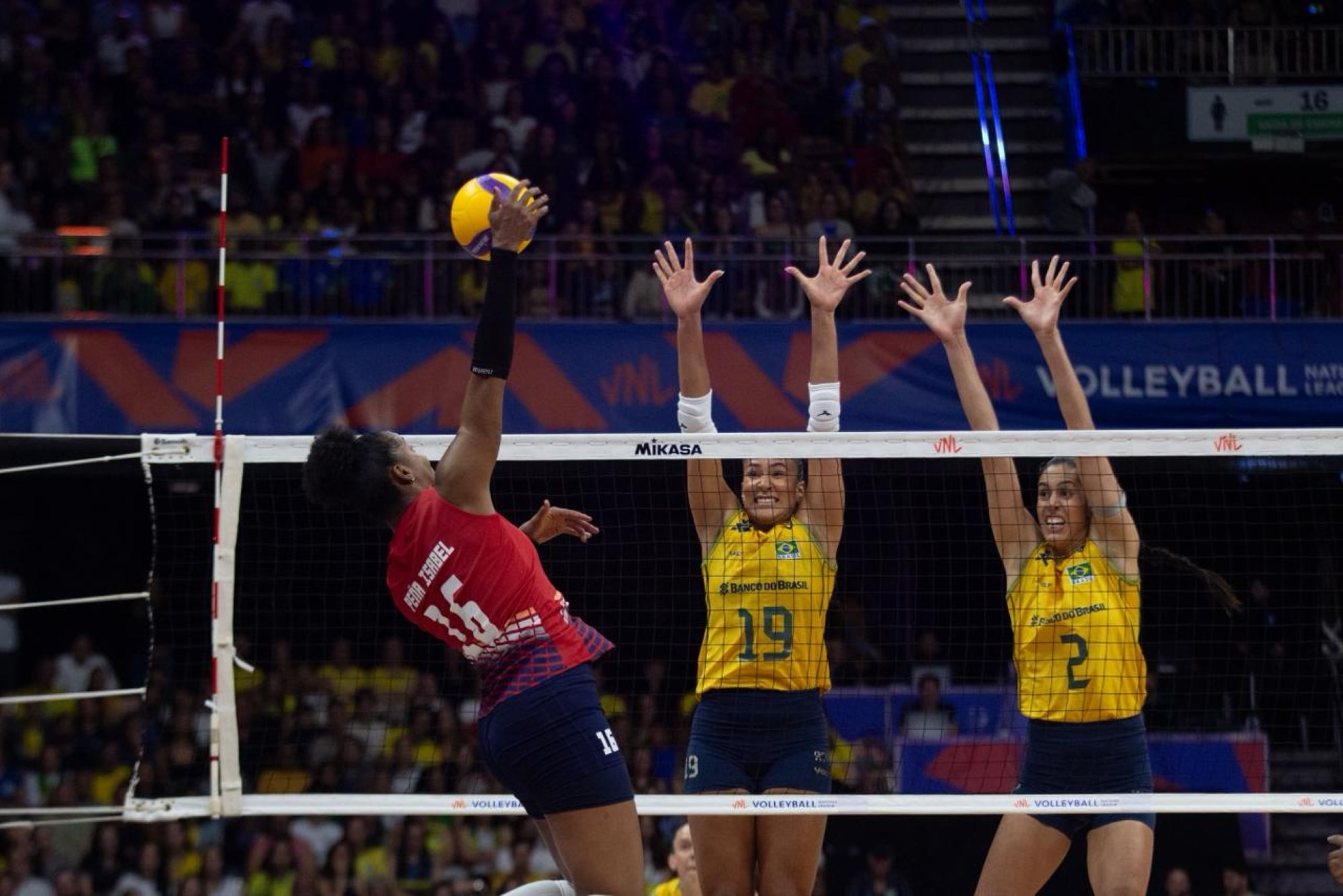 Brasil mantém embalo e Holanda se recupera no segundo dia da VNL