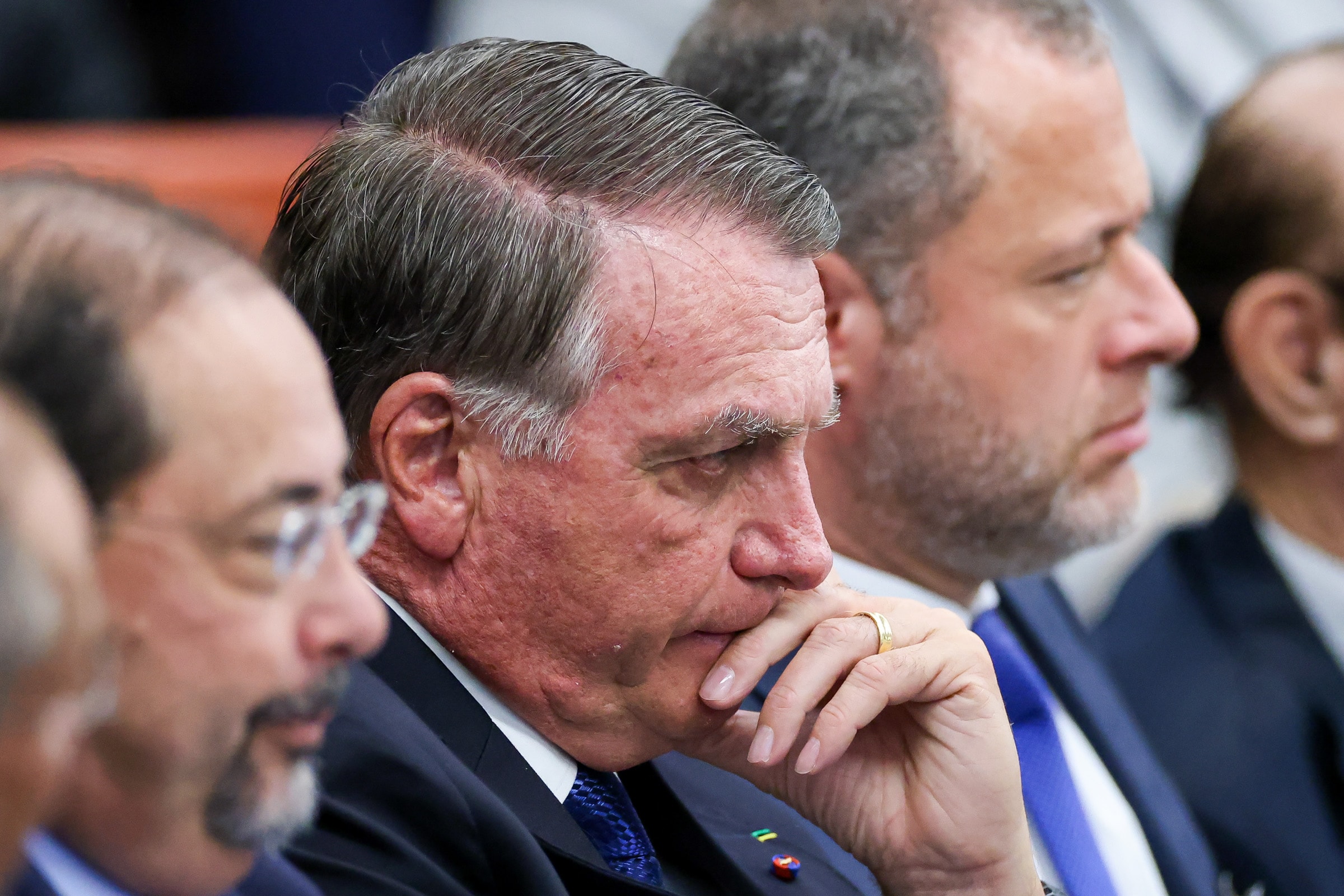 PF diz que Bolsonaro entregou fuzil e pistola por decisão do TCU