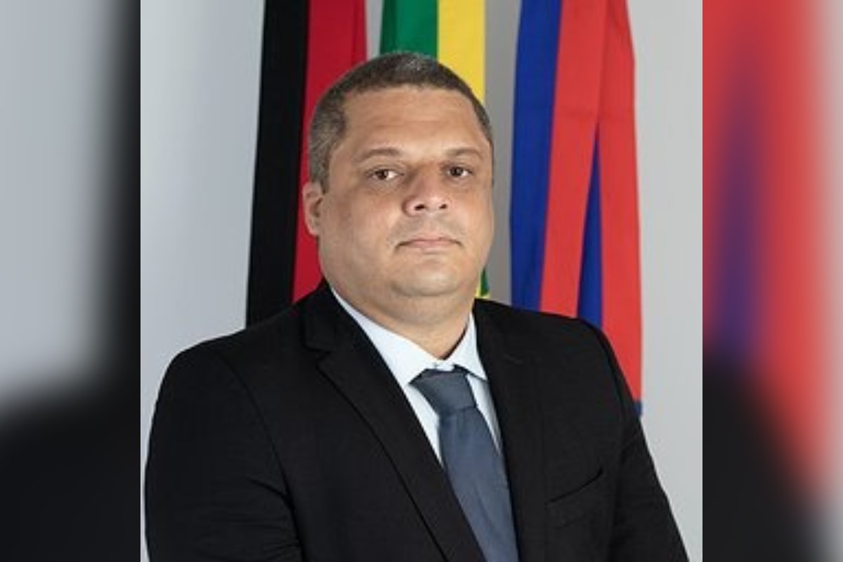 Quem é o prefeito afastado por suspeita de direcionar milhões ao CV