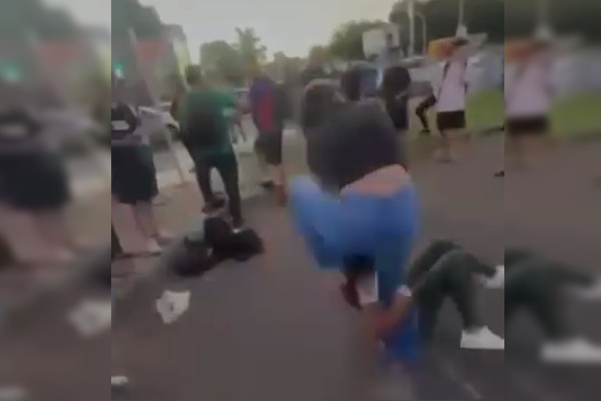 Aluna dá socos e pisa na cabeça de colega em frente a colégio no DF. Veja vídeo
