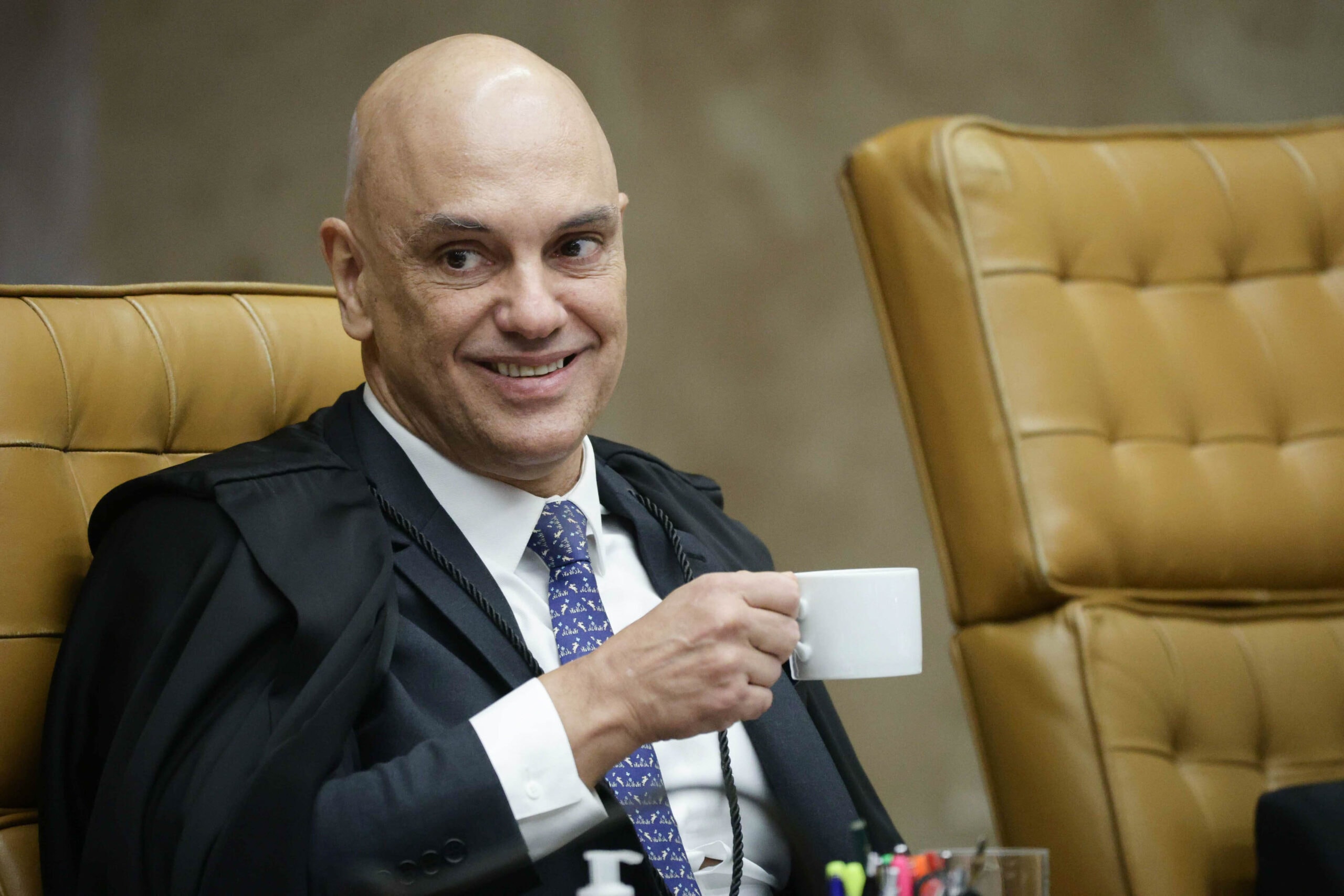 Alexandre de Moraes ri de todos nós, os bobos da Corte
