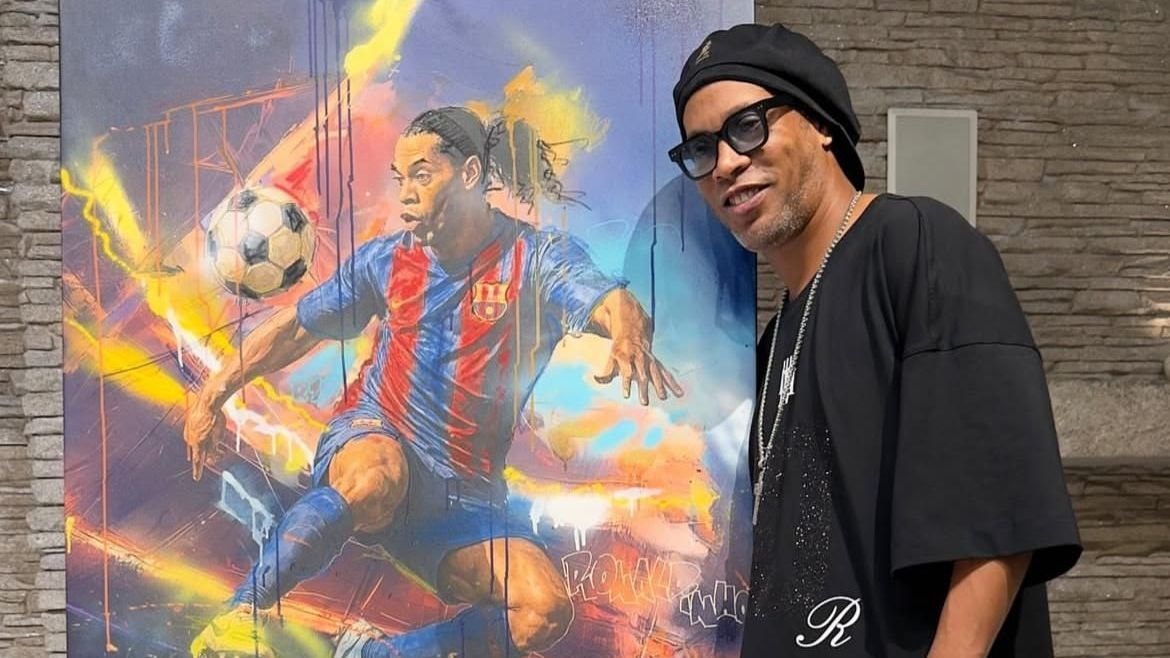 Ronaldinho Gaúcho arrasta multidão em aeroporto da Índia