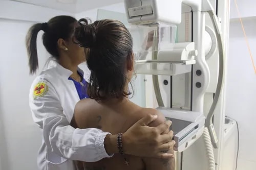 Shopping de Salvador recebe ação com 900 exames gratuitos de mamografia
