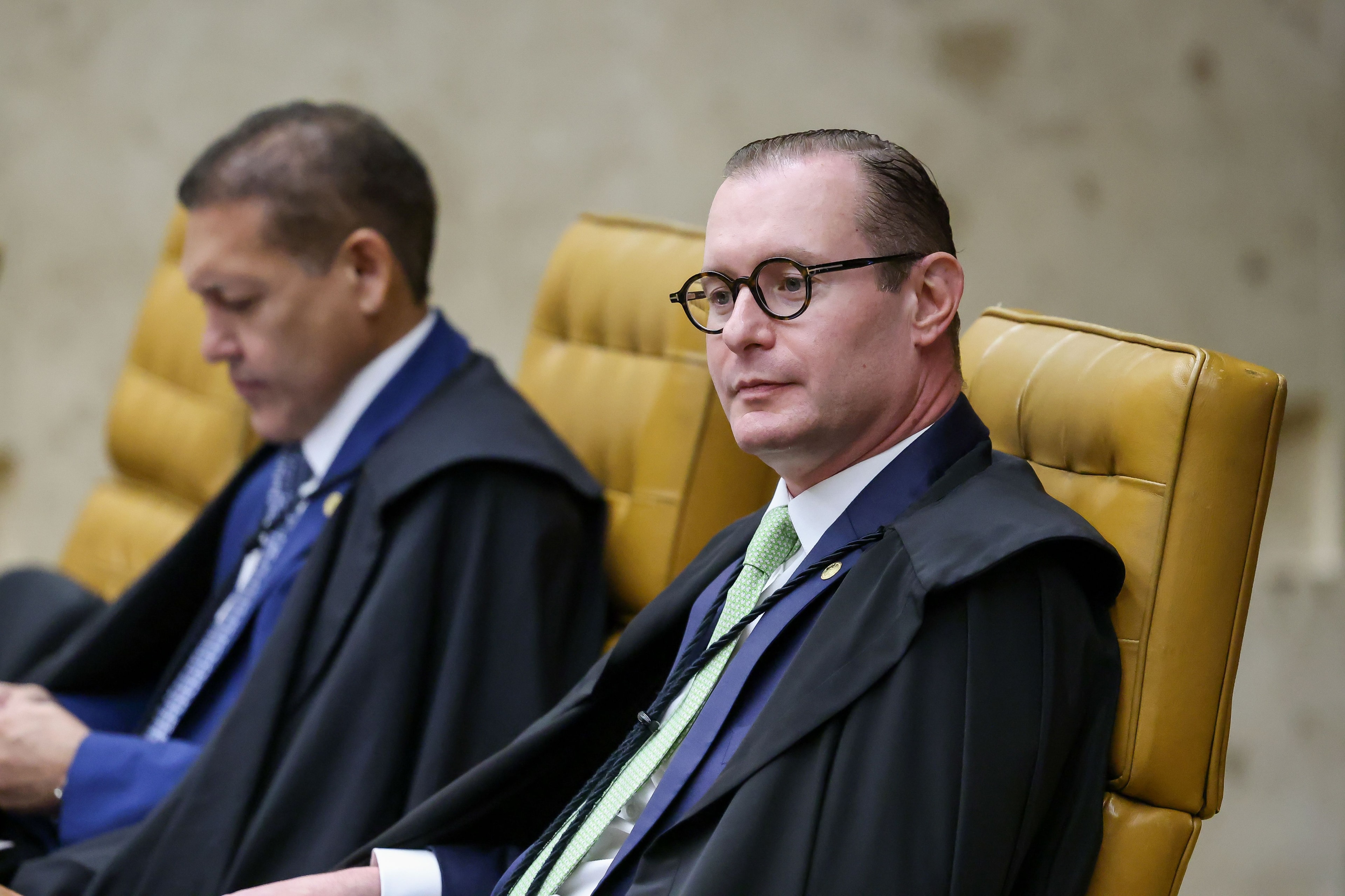 Dino dá 48 horas para Câmara explicar viagem de Mário Frias ao Bahrein