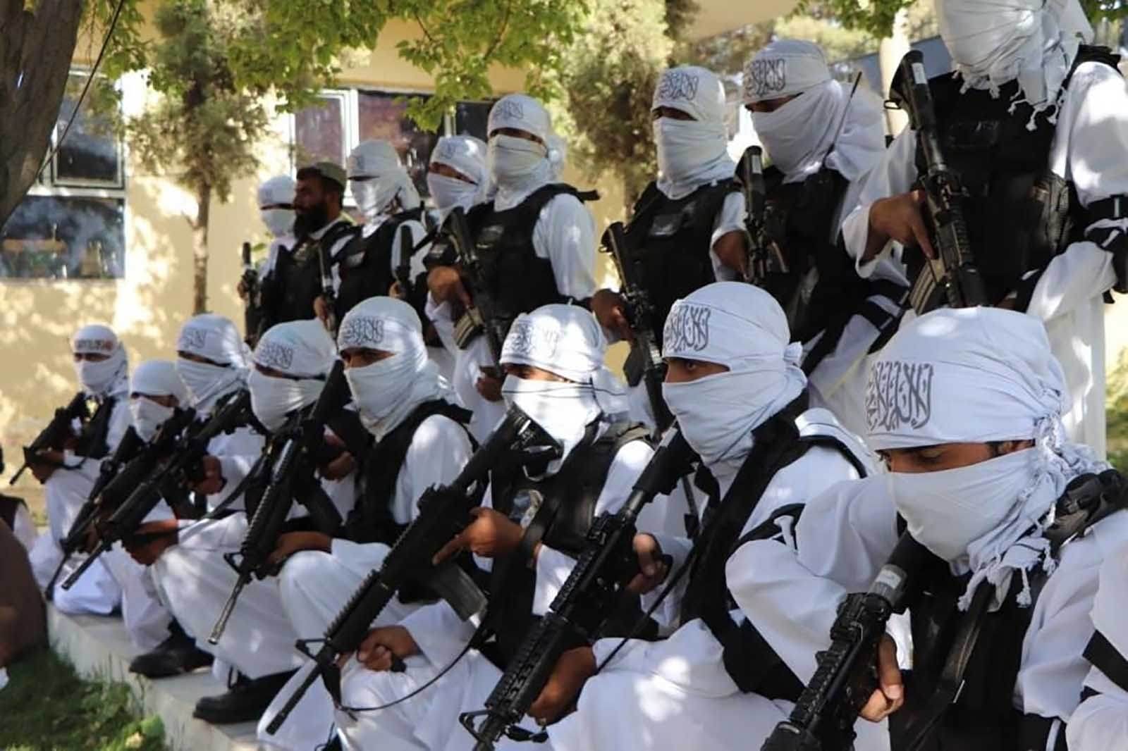 Iranianas desafiam linha-dura do regime e resistem ao uso do véu