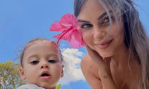 Mãe da filha de Neymar rebate ataques após comprar roupas de R$ 50