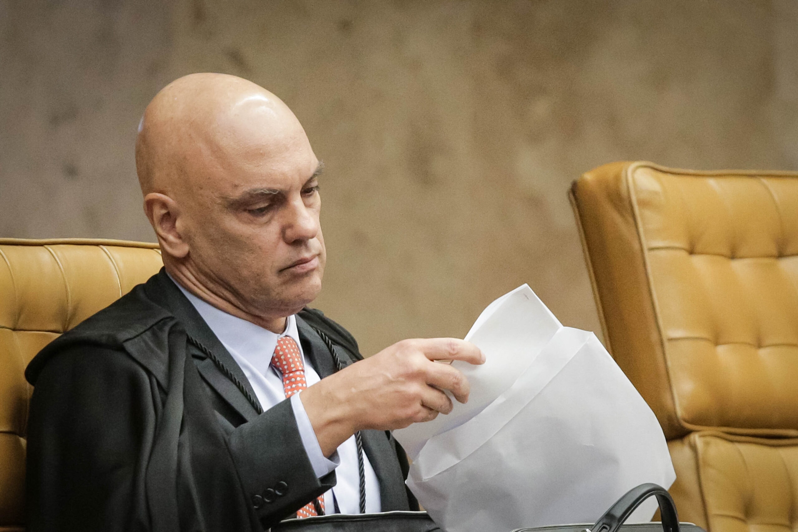 Moraes manda PF cancelar até passaporte diplomático de Flávio