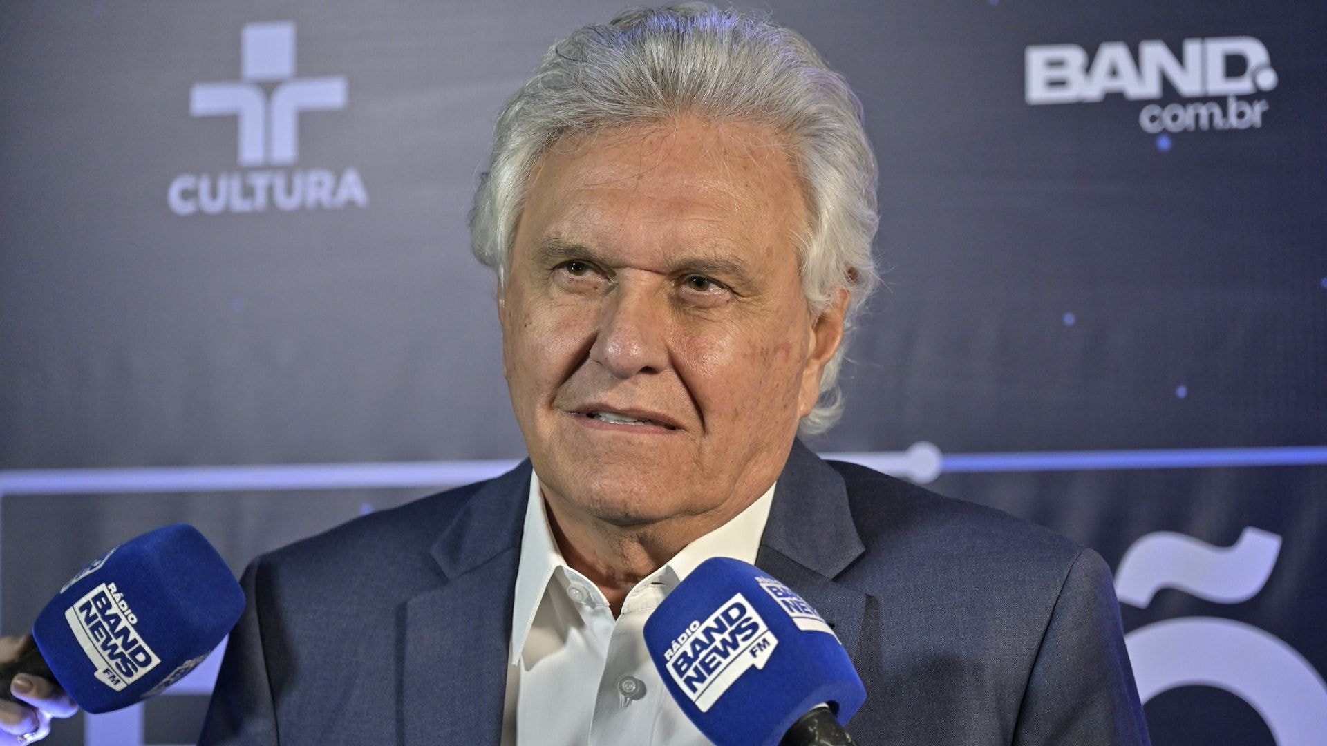 Ausente em debate, Flávio posta críticas a Lula e explora caso Lulinha