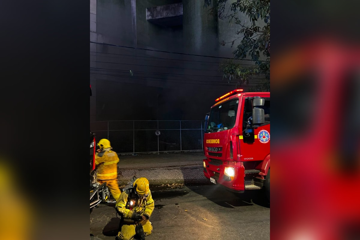 Defesa Civil aponta danos após incêndio em prédio abandonado da Oi