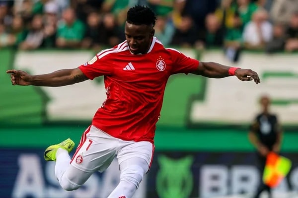 Internacional vence Chapecoense e encerra jejum de 10 jogos no Brasileiro
