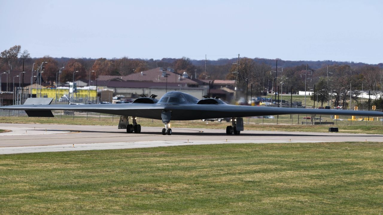 Caça F-4 da Grécia cai durante show aéreo perto de Atenas; pilotos morrem