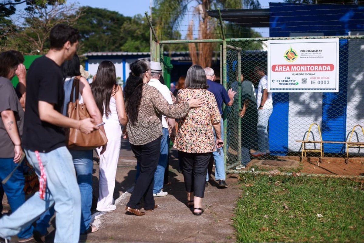 Eleitores do DF chegam cedo aos locais de votação no 2º turno das eleições