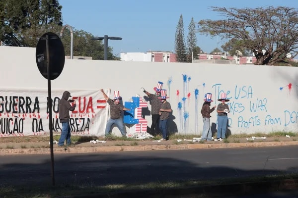 Pichação na Embaixada dos EUA em Brasília faz parte de ato nacional