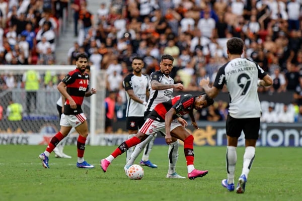 Em cenários opostos, Flamengo encara Corinthians pelo Brasileirão