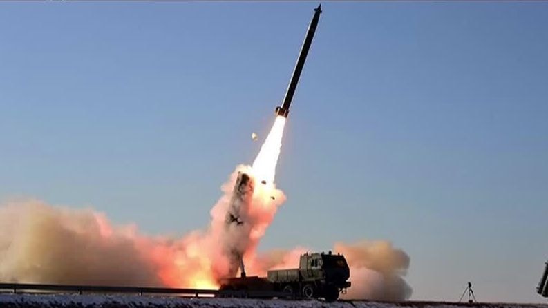 Coreia do Norte dispara mísseis balísticos em direção ao mar e eleva tensão