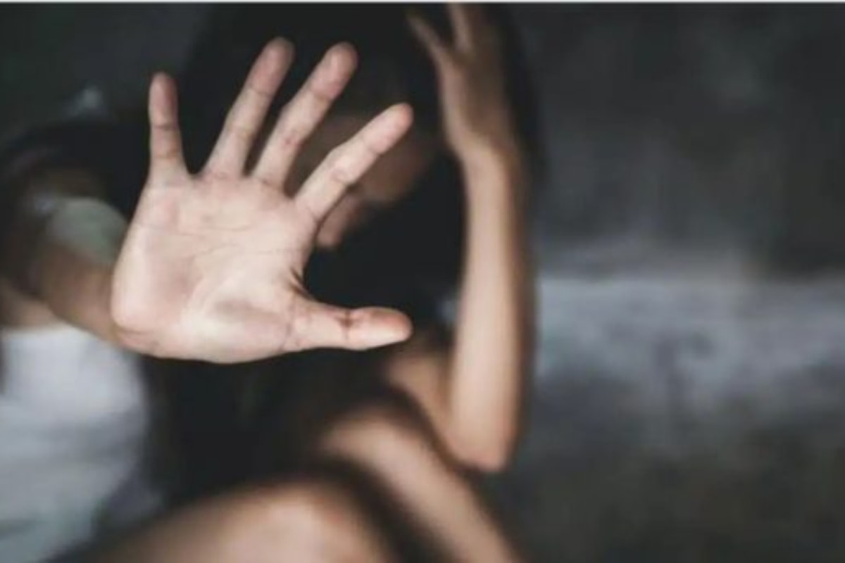 Mulher denuncia importunação e filhos do suspeito a intimidam: “Prove”