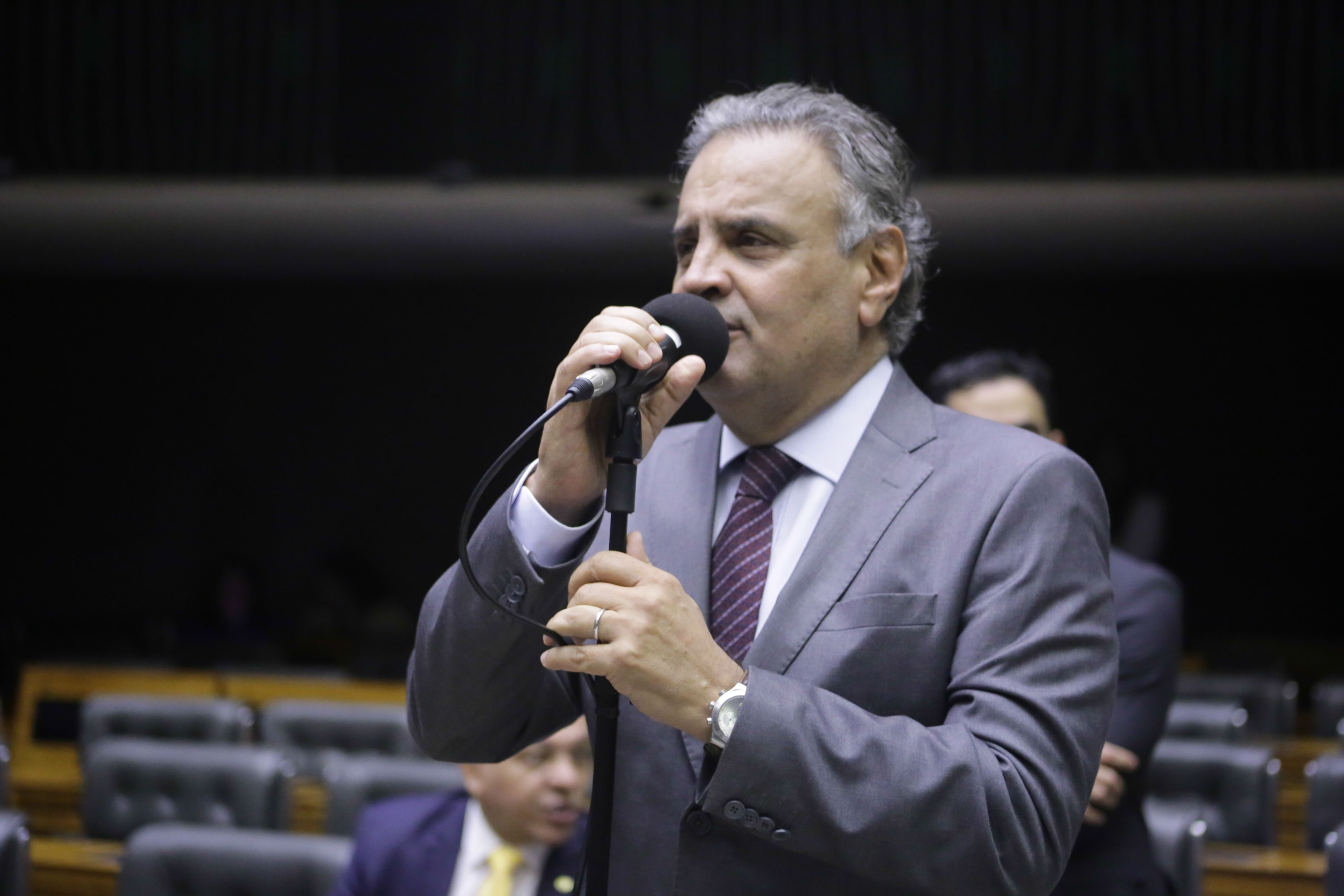 Candidatos ao governo de MG exaltam alianças em estreia na TV
