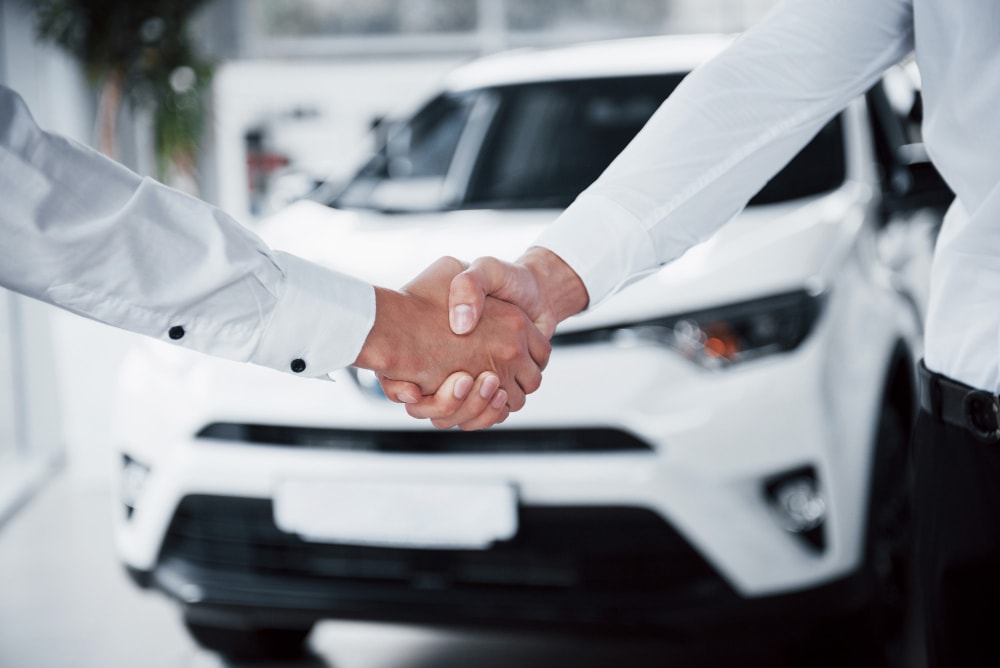 Pátios lotados, vendas em queda e juros altos desafiam mercado de carros seminovos