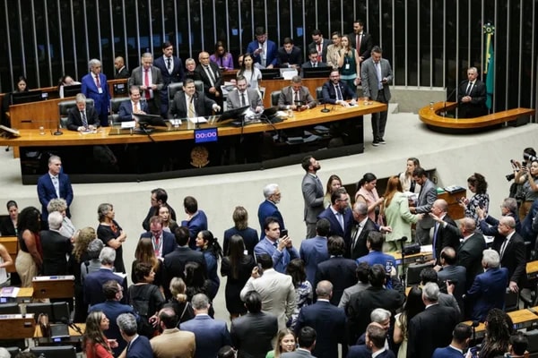 Empoderado por emendas, Congresso se engaja menos com presidenciáveis