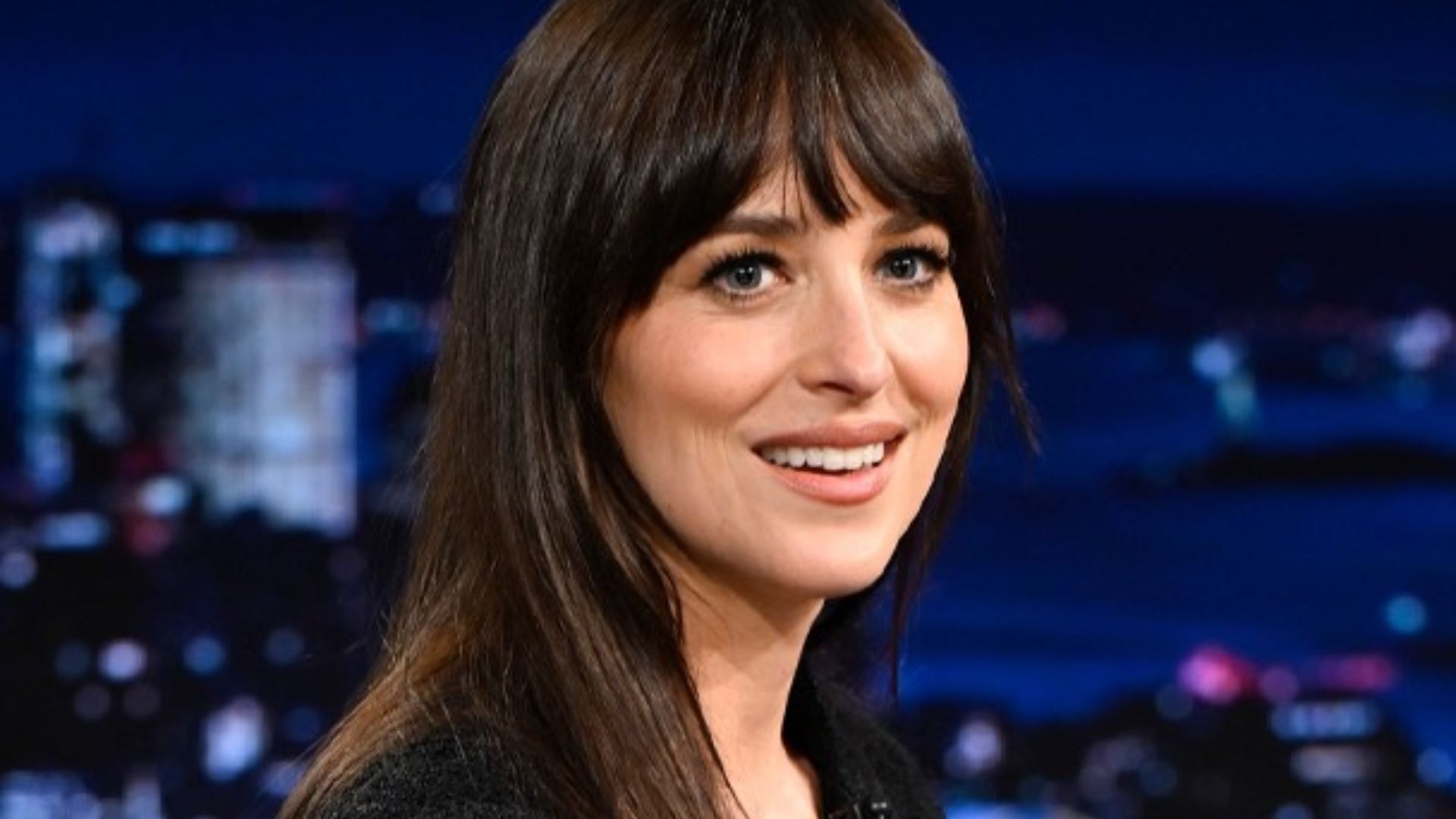 “Verity”: Anne Hathaway detalha cena favorita com Dakota Johnson em filme