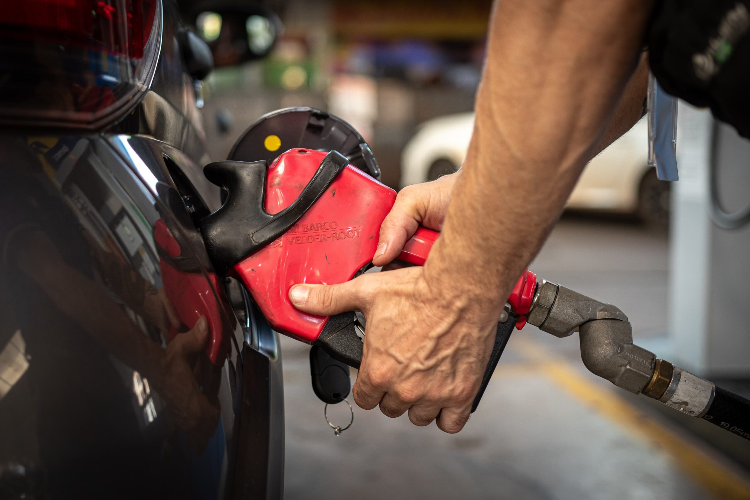 Com alta do petróleo, Lula concede novos subsídios para combustíveis