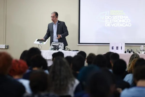 TSE abre urna eletrônica para estudantes de escola pública do DF