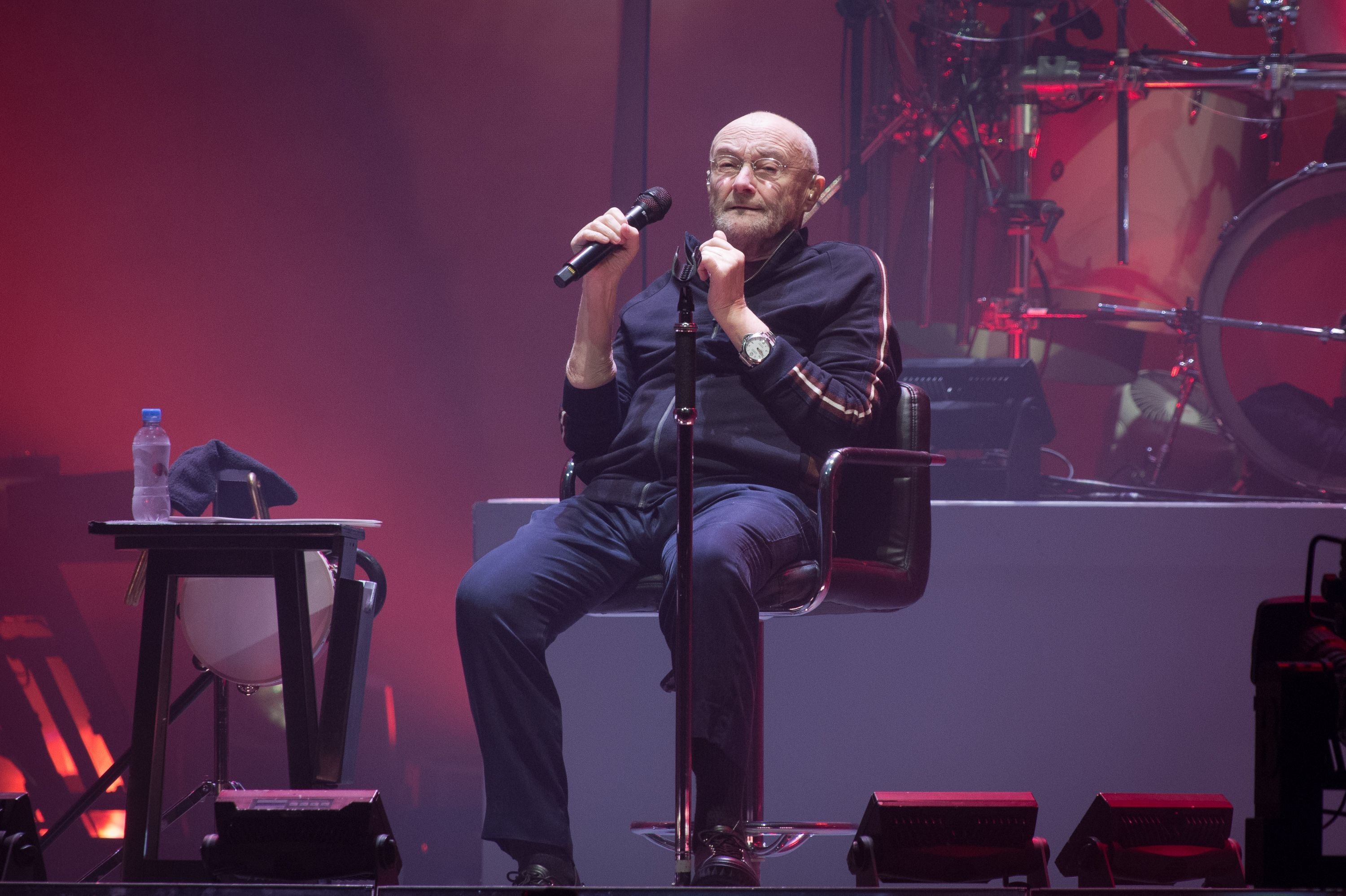 Phil Collins revela que Lily Collins temeu sua morte devido ao alcoolismo