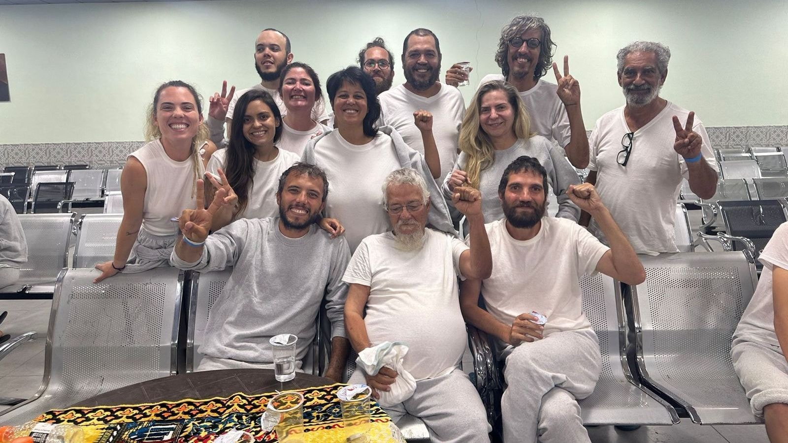 Ativistas libertados de flotilha retornam ao Brasil neste domingo (24)