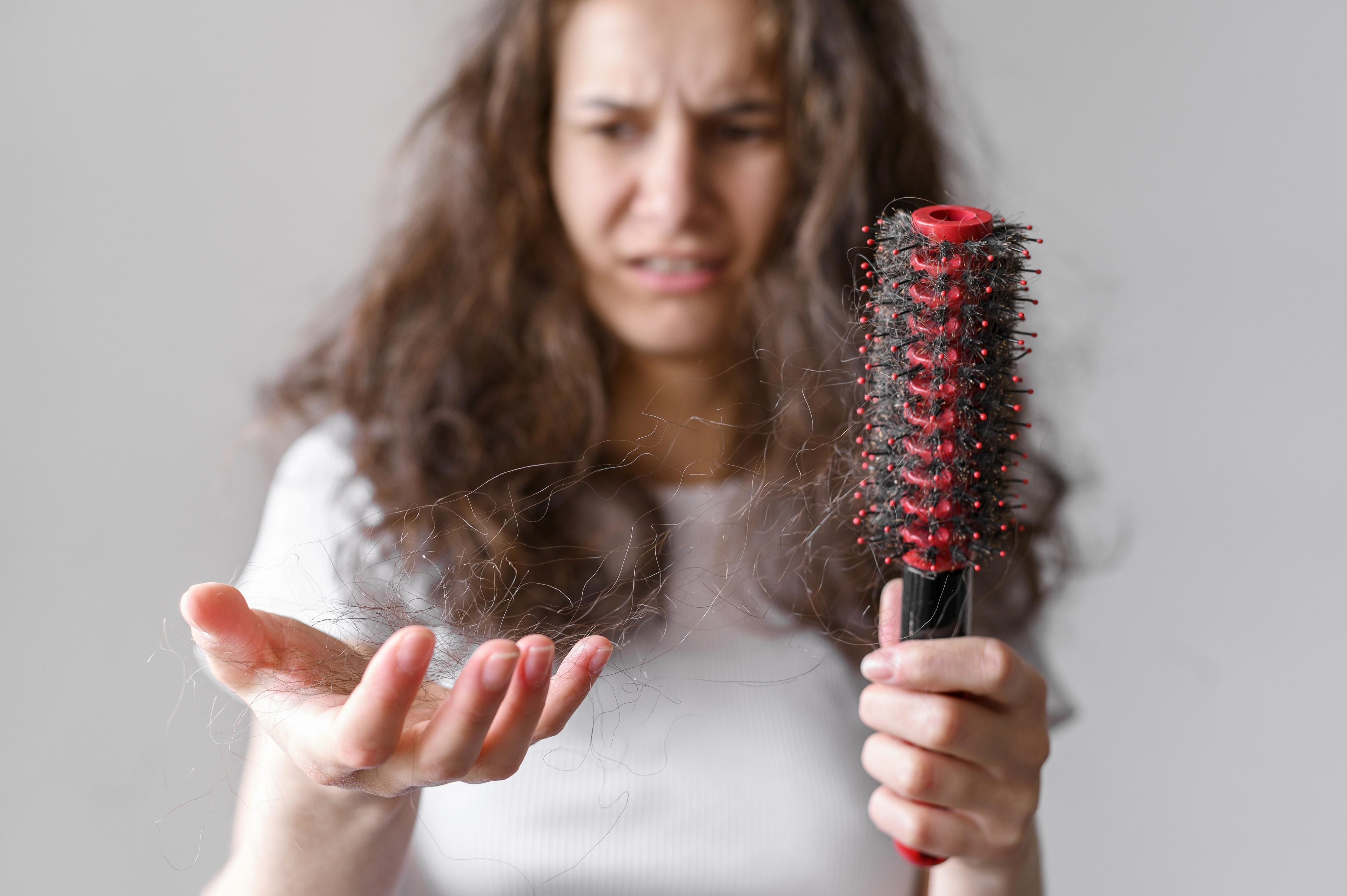 O cabelo muda na menopausa? Veja cuidados necessários para a saúde dos fios