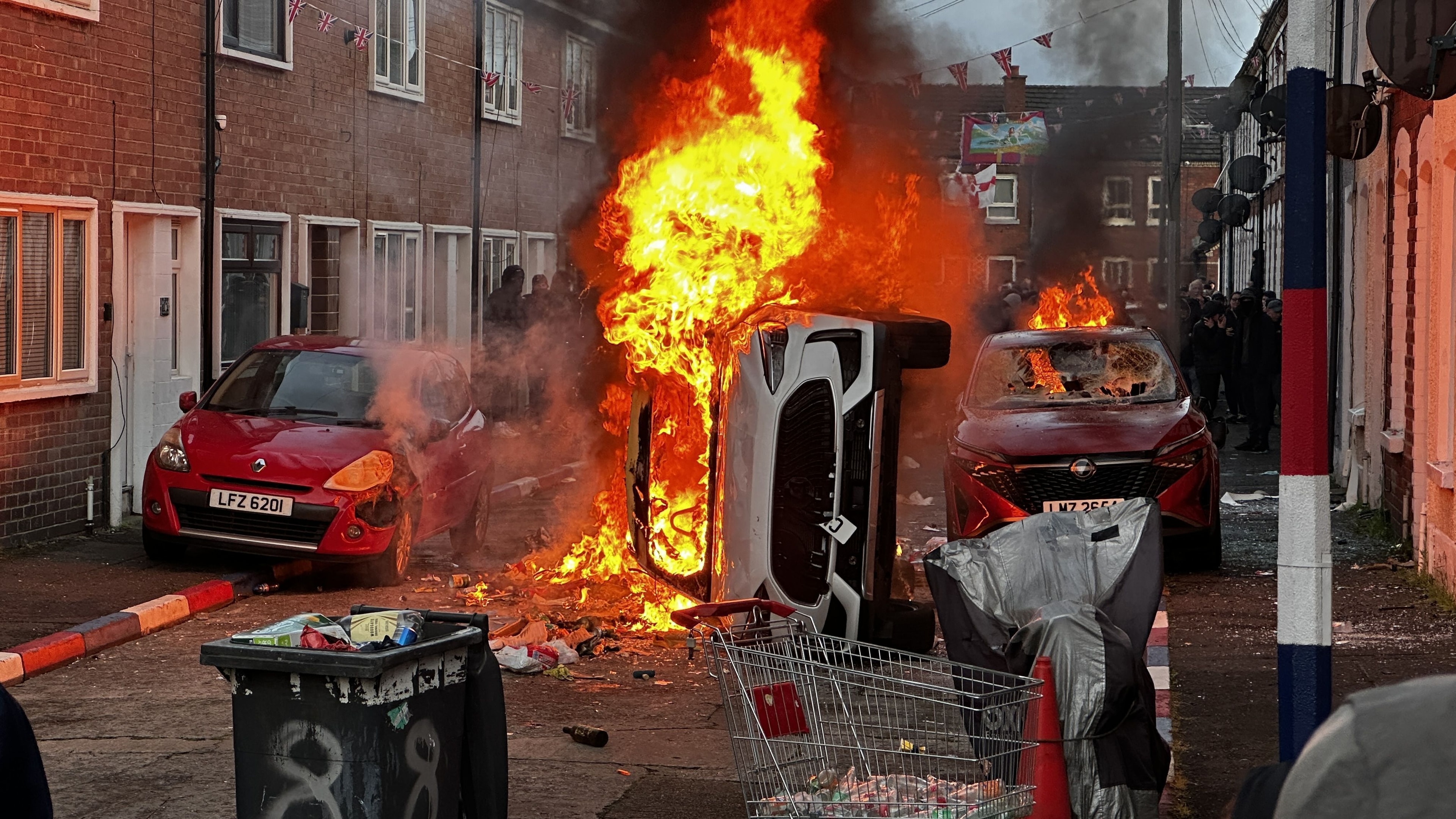 Irlanda do Norte vive onda de violência em meio a protestos anti-imigração