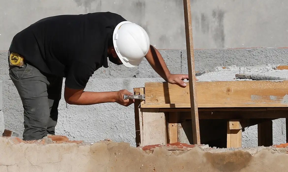 Juros altos desafiam varejo, mas segmento de construção tem trunfo para resistir