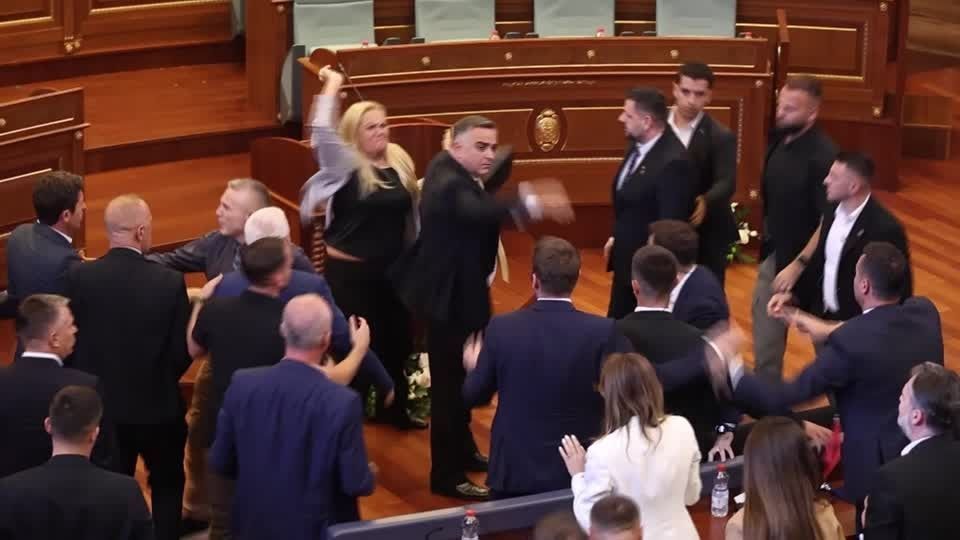 Albin Kurti é reeleito premiê do Kosovo; crise política continua