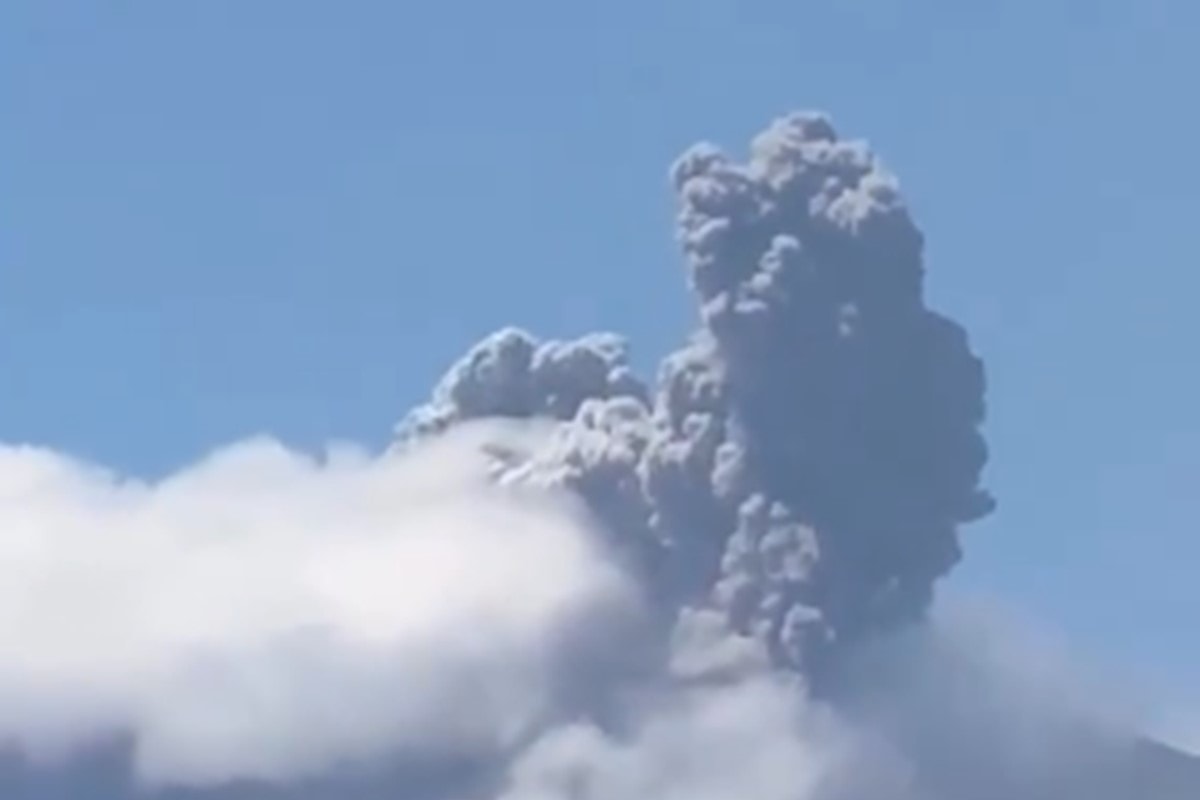 Vulcão emite cinzas e gases após terremoto na Colômbia