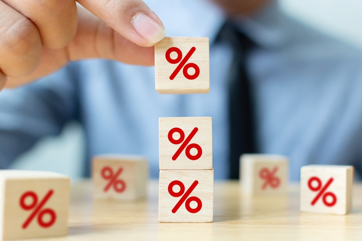 Analistas destacam divergência na decisão do Fed sobre juros nos EUA