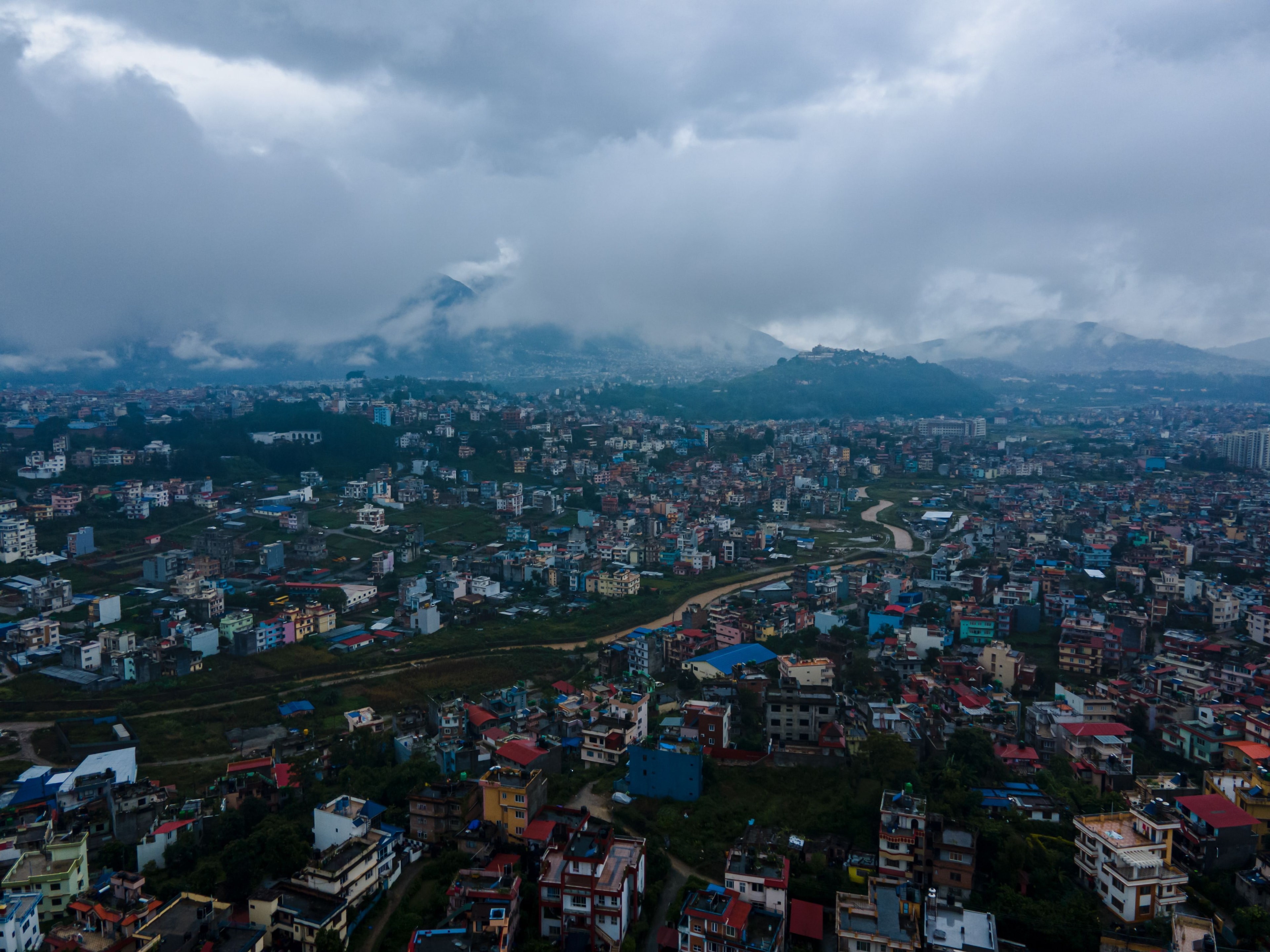 Vídeo: Montanha desaba no Nepal e moradores correm durante deslizamento