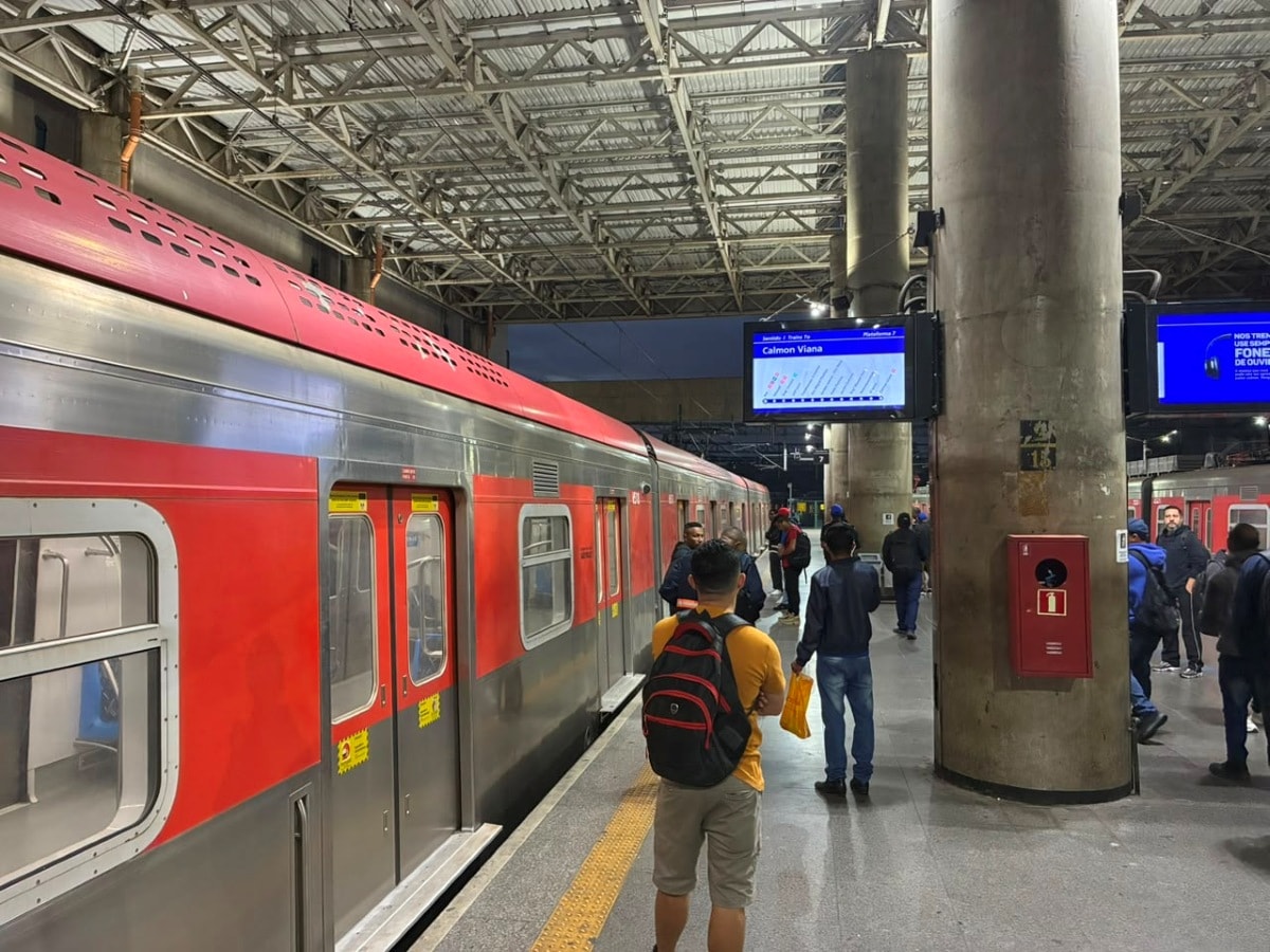 Trem da Linha 12 apresenta falha e passageiros são evacuados no Tatuapé