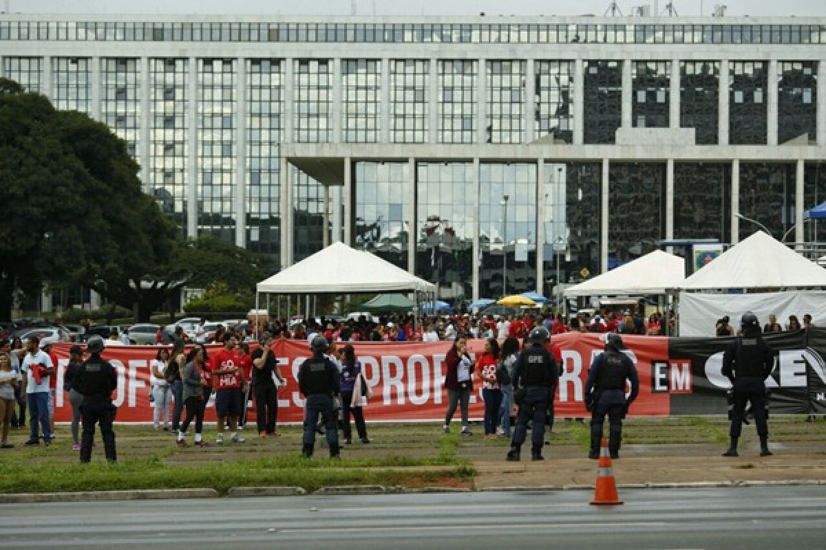 Em protesto contra acordo para salvar BRB, Sinpro-DF anuncia paralisação das aulas